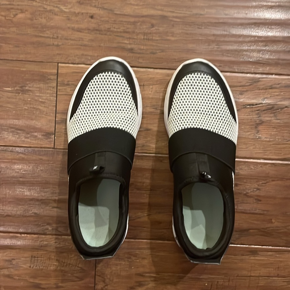 Vionic Camrie Black and White Slip-On Mesh Athletic Sneakers Size 9 - Picture 2 of 6